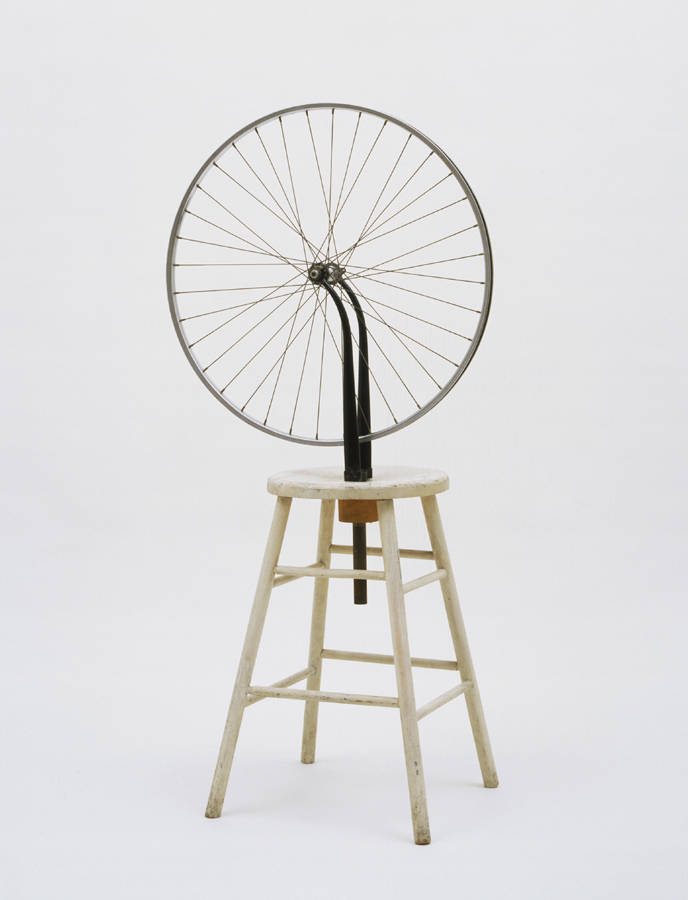 Roue de Bicyclette 
Marcel Duchamp, 1951 
Metal tekerlek, boyalı tahta tabure 
129.5 x 63.5 x 41.9 cm 
Sidney and Harriet Janis Koleksiyonu
