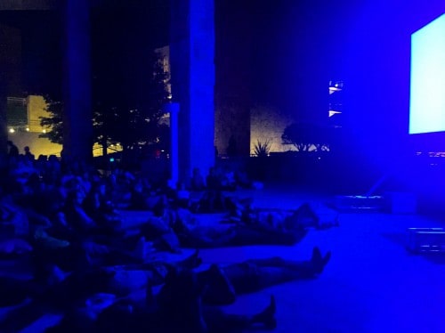 Getty M&amp;amp;amp;amp;amp;amp;amp;amp;amp;amp;amp;amp;amp;amp;amp;amp;amp;amp;amp;uuml;zesi&amp;amp;amp;amp;amp;amp;amp;amp;amp;amp;amp;amp;amp;amp;amp;amp;amp;amp;amp;rsquo;ndeki Mavi g&amp;amp;amp;amp;amp;amp;amp;amp;amp;amp;amp;amp;amp;amp;amp;amp;amp;amp;amp;ouml;steriminde izleyenlerin y&amp;amp;amp;amp;amp;amp;amp;amp;amp;amp;amp;amp;amp;amp;amp;amp;amp;amp;amp;uuml;z&amp;amp;amp;amp;amp;amp;amp;amp;amp;amp;amp;amp;amp;amp;amp;amp;amp;amp;amp;uuml;ne vuran mavi ışık (www.sarahannecooper.com/derekjarmanblue)