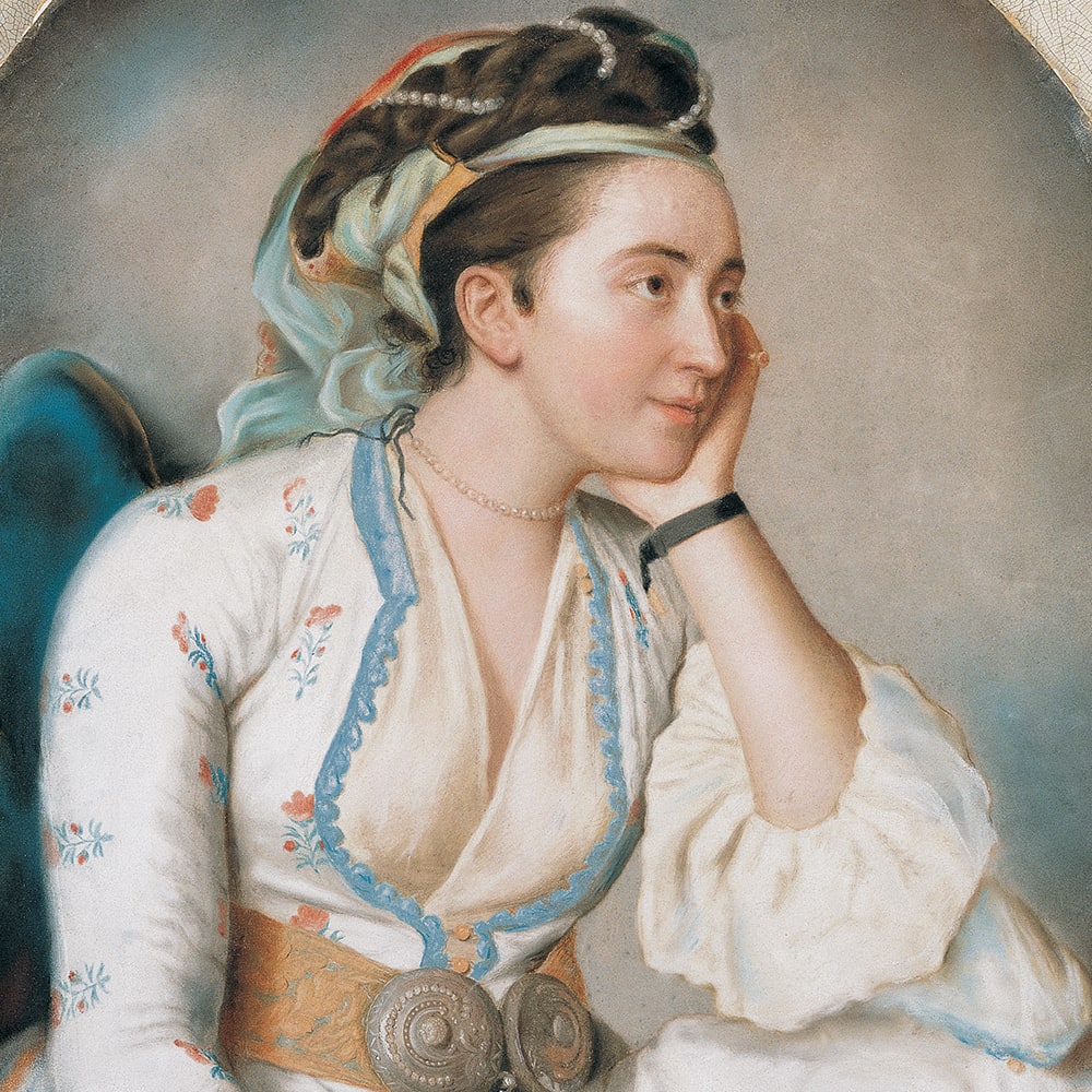 Türk Giysileri İçinde Bir Kadın