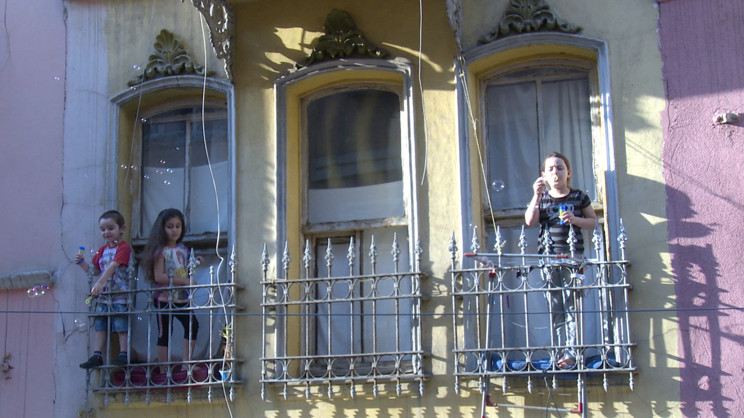 Tanrı Göçmen Çocukları Sever Mi Anne?